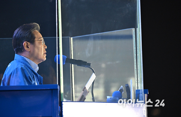 이재명 더불어민주당 대통령 선거 후보가 2일 서울 영등포구 여의도공원에서 열린 피날레 유세에서 연설하고 있다. [사진=곽영래 기자]