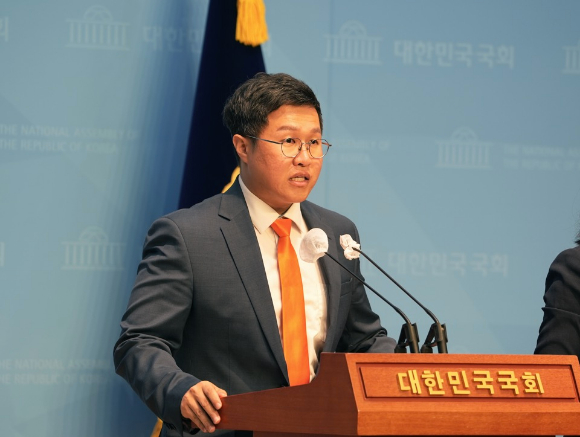 김성열 전 개혁신당 수석대변인이 8일 국회 소통관에서 기자회견을 통해 7·27 전당대회에서 최고위원에 출마하겠다고 밝히고 있다. [사진=개혁신당]