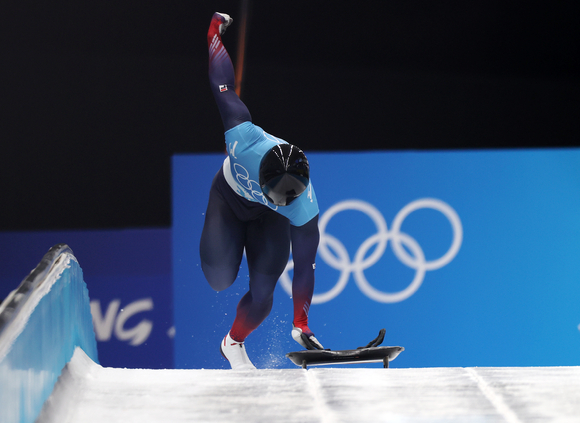 윤성빈이 11일 중국 베이징 옌칭 국립 슬라이딩 센터에서 열린 2022 베이징 동계올림픽 남자 스켈레톤 3차 레이스에서 힘차게 출발하고 있다. [사진=뉴시스]