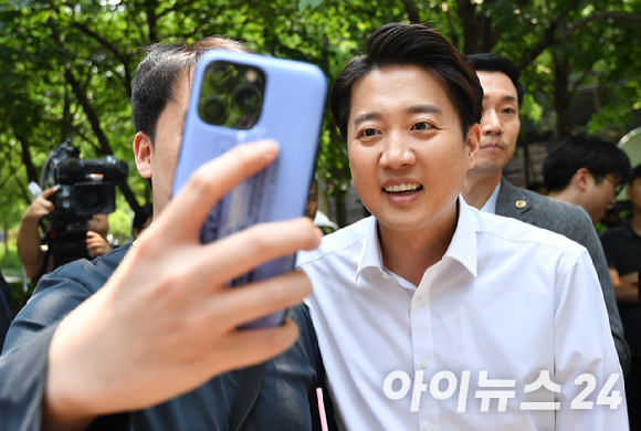한국사 강사 출신 전한길 씨가 이준석 전 개혁신당 후보와 한동훈 전 국민의힘 대표가 6·3 대선에서 김문수 국민의힘 후보의 패배에 주된 원인을 제공했다고 주장했다. 사진은 전 씨. [사진=전한길 네이버 카페]