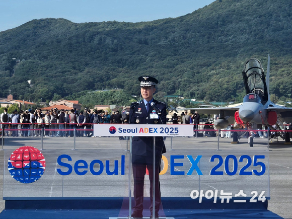  공군 특수비행팀 블랙이글스가 17일 서울공항에서 비행하고 있다. [사진=최란 기자]