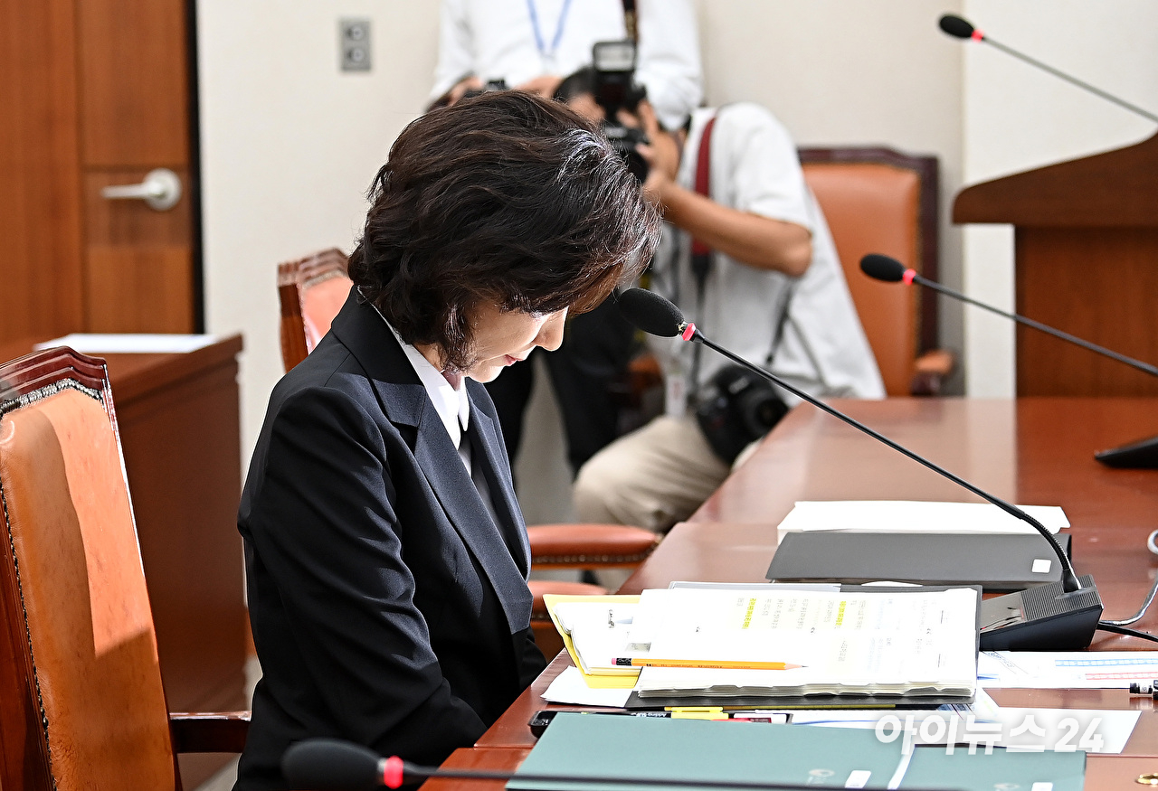 이진숙 사회부총리 겸 교육부 장관 후보자가 16일 오전 서울 여의도 국회 교육위원회에서 열린 인사청문회에서 선서를 하고 있다. [사진=곽영래 기자]
