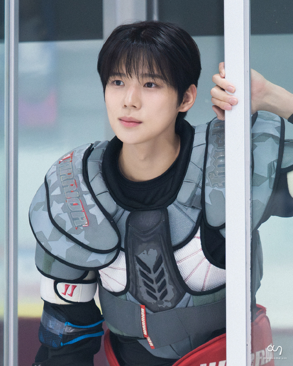 배우 문상민이 이영지 '로봇' 뮤직비디오에 출연했다. [사진=어썸이엔티]