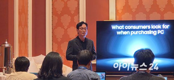 이민철 삼성전자 MX사업부 부사장이 4일(현지시간) 미국 라스베이거스에서 열린 노트북 신제품 프리뷰 행사에서 '갤럭시 북6 시리즈'를 소개하고 있다. [사진=박지은 기자]