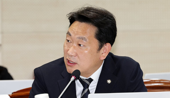 31일 국회에서 열린 7월 임시국회 제3차 본회의에서 전날 상정된 '보완수사권 폐지'를 골자로 하는 형사소송법 개정안이 국민의힘 의원들의 불참 속에 통과되고 있다. 2026.7.31 [사진=연합뉴스]