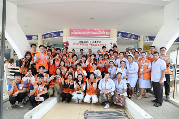제주항공 임직원과 열린의사회 소속 의료진 등 자원봉사자들이 라오스 방비엥에서 기념촬영을 하고 있다. [사진=제주항공]