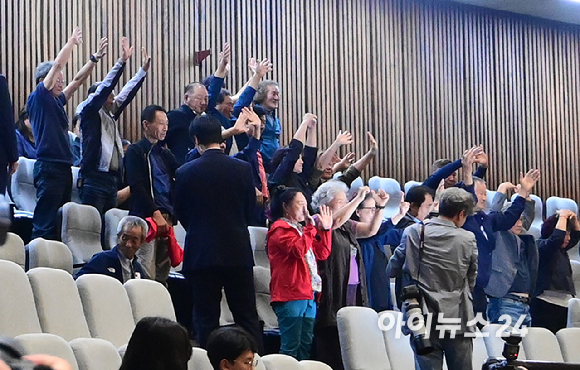 25일 서울 여의도 국회에서 열린 제429회 국회(정기회) 제9차 본회의에서 경북, 경남, 울산 초대형산불 피해구제 및 지원 등을 위한 특별법안(대안)이 가결되자 본회의를 참관하던 피해 주민들이 환호하고 있다. [사진=정소희 기자]