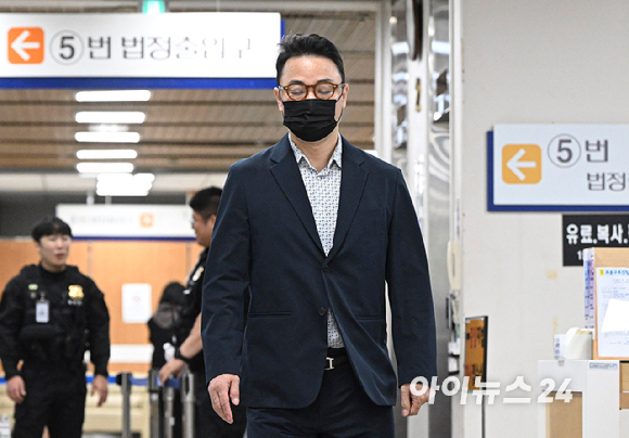 김건희 씨 오빠 김진우 씨가 15일 서울 서초구 서울중앙지방법원에서 열린 양평 공흥지구 의혹 관련 공판에 출석하고 있다. [사진=사진공동취재단]