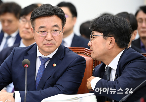 윤호중 행정안전부 장관이 14일 서울 여의도 국회에서 열린 행정안전위원회의 행정안전부 등에 대한 국정감사에서 김광용 재난안전관리본부장과 대화를 나누고 있다. [사진=곽영래 기자]