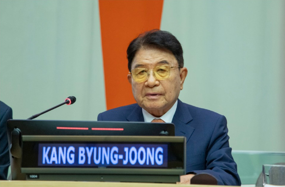 2026 유엔 중소기업의 날 국제포럼에서 기조연설을 하는 강병중 회장 [사진=넥센]