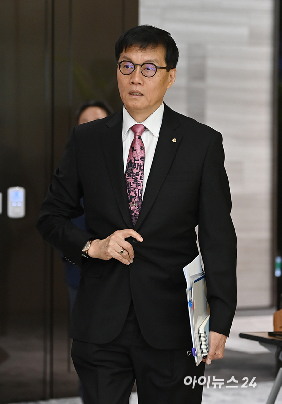 이창용 한국은행 총재가 29일 서울 중구 한국은행에서 열린 금융통화위원회에 참석하고 있다. [사진=곽영래 기자]