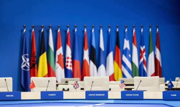 덴마크령 그린란드에 미국 국기를 꽂은 트럼프 대통령의 합성 사진. [사진=도널드 트럼프 트루스소셜]