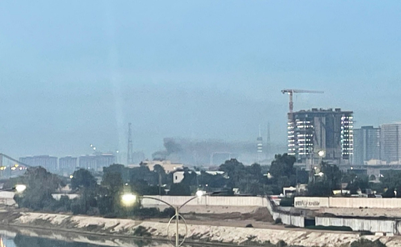 이라크 주재 미국 대사관에서 피어오르는 검은 연기. [사진=연합뉴스]