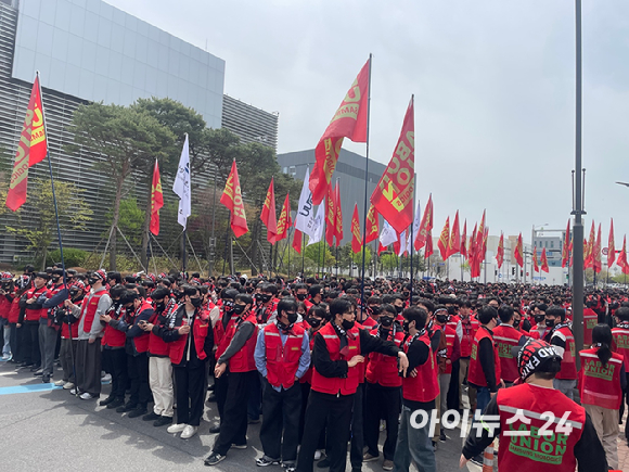 22일 삼성바이오로직스 본사 정문 앞에서 상생노조가 단체 투쟁결의대회를 열고 있다. [사진=정승필 기자]