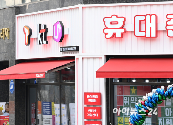 삼성전자 4세대 갤럭시 폴더블폰 갤럭시Z폴드4와 갤럭시Z플립4 정식 출시가 임박하면서 가입자 유치전도 한층 과열된 분위기다. [사진=정소희 기자]