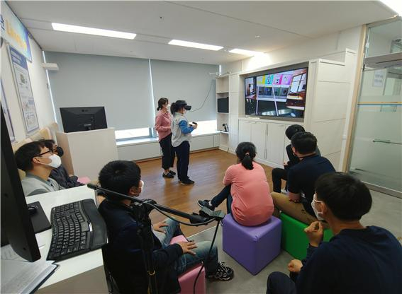 대전발달장애인훈련센터에서 훈련생이 VR 바리스타 직업훈련을 진행하고 있는 모습 [사진=ETRI]
