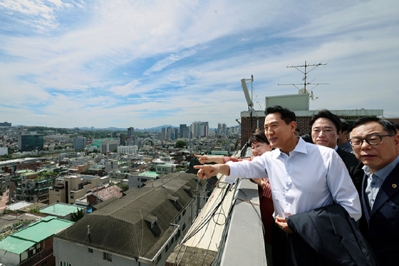오세훈 서울시장이 8월 11일 용산구 서계&middot;청파동 정비사업 일대를 방문해 현장을 점검하고 있다. [사진=서울시]