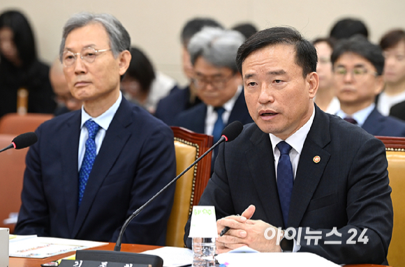 김종철 방송미디어통신위원회 위원장이 12일 서울 여의도 국회에서 열린 과학기술정보통신위원회 국정감사에서 질의에 답변하고 있다. [사진=곽영래 기자]