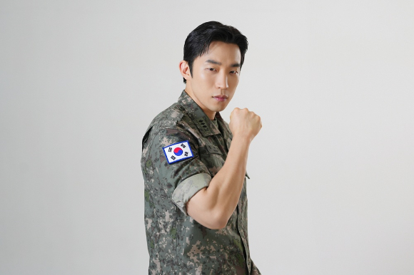 배우 이상이가 '취사병 전설이 되다' 포스터 촬영 비하인드 컷을 공개했다. [사진=초록뱀엔터테인먼트 ]