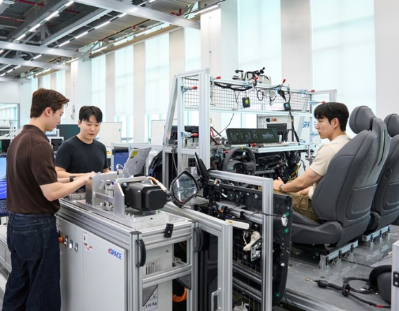 드라이빙 시뮬레이터의 가상 주행 모습 [사진=현대차&middot;기아]