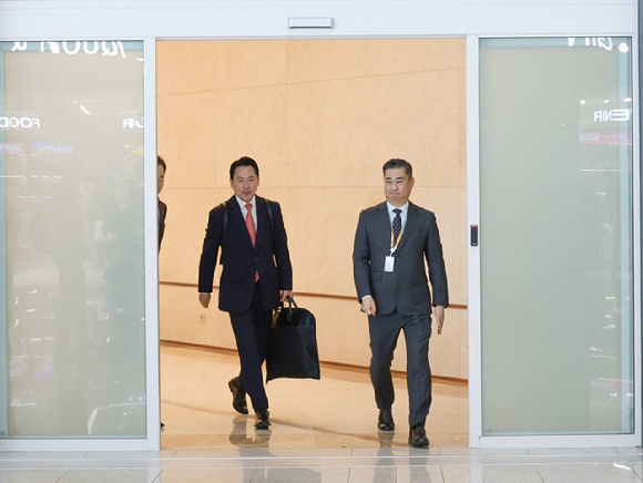 국민의힘 장동혁 대표가 미국 방문 일정을 사흘 앞당겨 지난 11일 워싱턴DC로 출국했다. 장 대표는 12일 페이스북을 통해 "저는 어제, 세계의 자유를 지키는 최전선 워싱턴으로 출발했다"고 밝혔다.사진은 미국으로 향하는 장 대표. [사진=장 대표 페이스북 캡쳐]