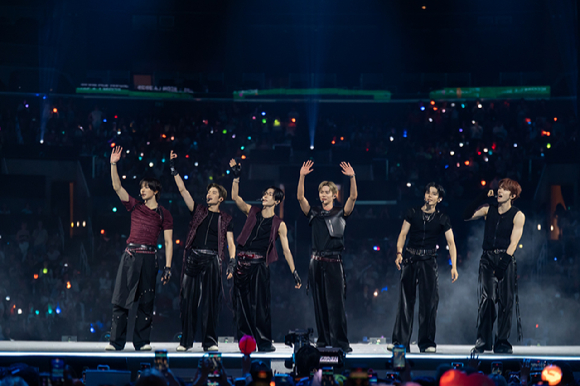 그룹 라이즈가 지난 1일(현지시간)부터 3일까지 미국 로스앤젤레스 크립토닷컴 아레나에서 열린 K-팝 팬&아티스트 페스티벌 '케이콘 엘에이 2025(KCON LA 2025)' 무대에서 열띤 공연을 펼치고 있다. [사진=CJ ENM]