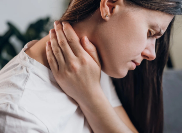 목과 어깨 통증 완화에 도움이 되는 자가 운동법이 제시됐다. 사진은 본 기사 내용과 무관. [사진=Kaly]