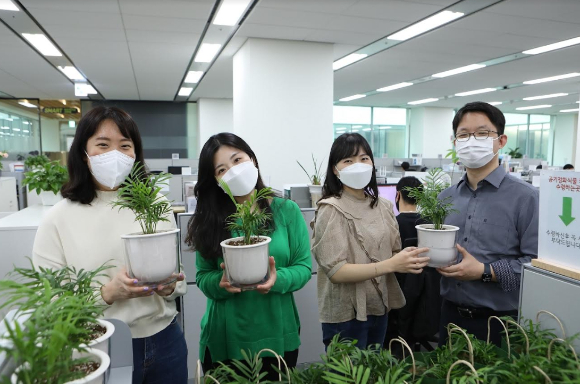 비대면 봉사활동인 '공기정화 식물 기부'에 참여한 LG이노텍 직원들. [사진=LG이노텍 ]