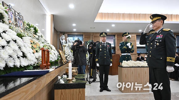 12일 오전 경기 성남시 분당구 국군수도병원 장례식장에서 코브라 헬기 추락으로 순직한 故 장희성‧정상근 준위 영결식이 엄수되고 있다. [사진=사진공동취재단]