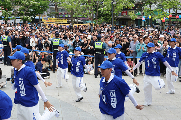 지난 20일 더불어민주당 이재명 후보의 유세가 열리는 경기 파주시 금릉역 중앙광장에서 유세단이 활기찬 율동을 선보이고 있다. [사진=연합뉴스]