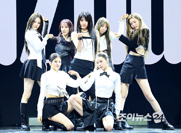 그룹 이즈나가 25일 오후 서울 광진구 광장동 예스24라이브홀에서 열린 izna(이즈나) 미니 1집 'N/a' 발매 기념 데뷔 쇼케이스에 참석해 타이틀곡 무대를 선보이고 있다. [사진=정소희 기자]