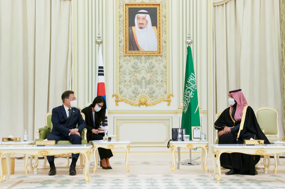 문재인 대통령이 18일(현지시각) 사우디아라비아 리야드 야마마궁에서 무함마드 빈 살만 왕세자와 공식회담을 하고 있다.  [사진=뉴시스]