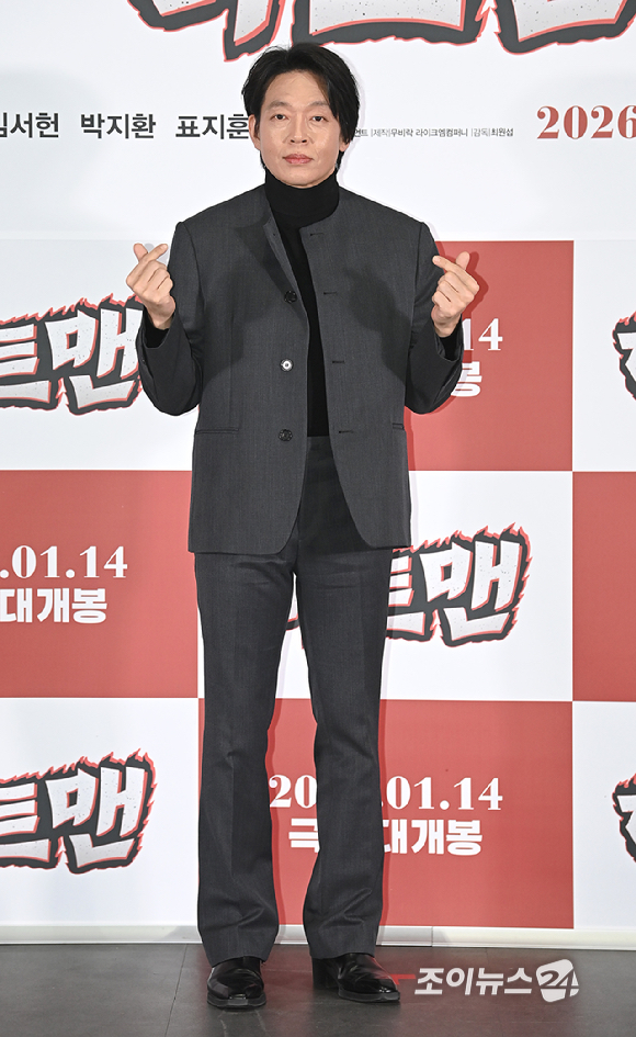 배우 박지환이 8일 오후 서울 송파구 신천동&nbsp;롯데시네마 월드타워점에서 열린 영화 '하트맨' 시사회에서 포토타임을 갖고 있다. [사진=곽영래 기자]