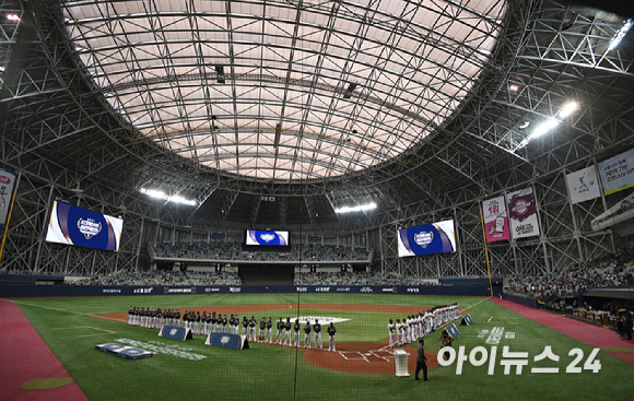 14일 서울 고척스카이돔에서 '2021 신한은행 SOL KBO리그' KT 위즈와 두산 베어스의 한국시리즈 1차전이 진행됐다. 경기에 앞서 KT-두산 선수들이 그라운드에 도열하고 있다. [사진=김성진 기자]