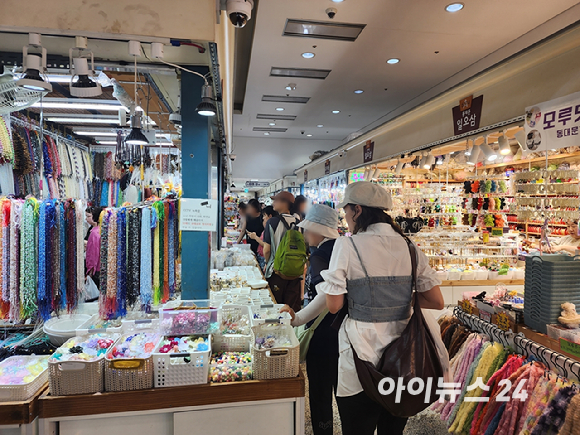 동대문종합시장을 찾은 소비자들이 물건을 살펴보고 있다. [사진=구서윤 기자]