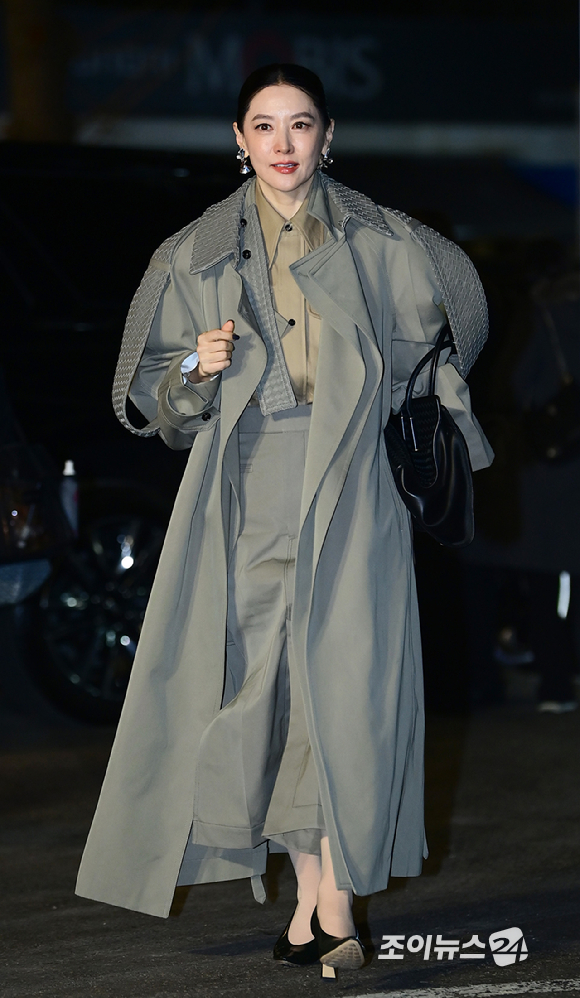 배우 이영애가 28일 오후 서울 성동구 성수동 에스팩토리D동에서 열린 보테가 베네타 2026 여름 프라이빗 뷰 포토콜 행사에 참석하고 있다. [사진=정소희 기자]