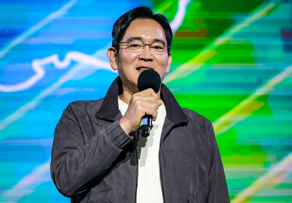 젠슨황 엔비디아 CEO가 30일 서울 강남구 코엑스에서 열린 '지포스 25주년 기념 행사' 무대에서 발언하고 있다. [사진=권서아 기자]