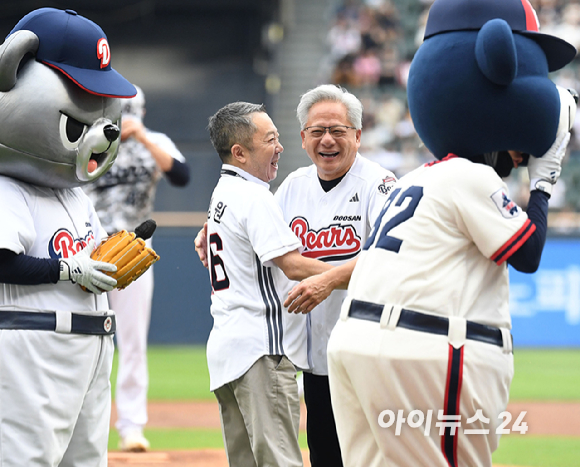 젠슨 황 엔비디아 최고경영자(CEO)가 7일 서울 잠실야구장에서 열린 KBO리그 두산과 키움의 경기에서 시구를 마치고 시타로 나선 박정원 두산그룹 회장과 포옹을 하고 있다. [사진=사진공동취재단]