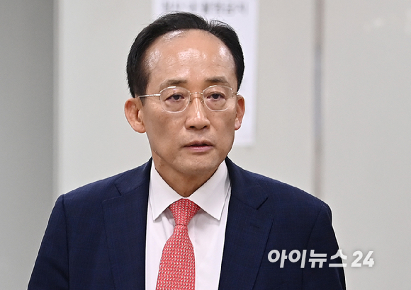 박찬대 인천시장 후보&middot;추미애 경기도지사 후보&middot;정원오 서울시장 후보가 23일 국회에서 열린 민주당 광역단체장 후보 연석회의에서 포즈를 취하고 있다. [사진=곽영래 기자]