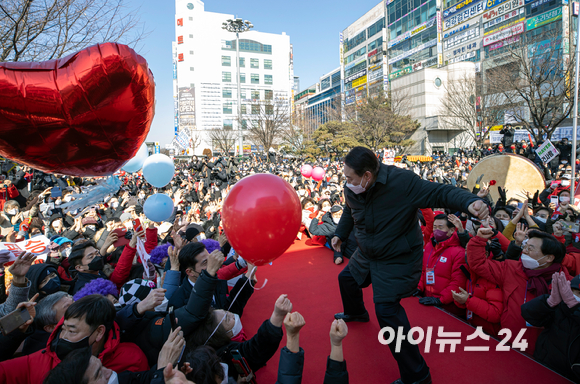 윤석열 국민의힘 대선 후보가 17일 오후 경기도 성남시 야탑역 앞에서 열린 '부패 없는 성남! 공정한 대한민국!' 거리 유세에서 지지자들의 환호에 답하고 있다. [사진=국회사진취재단]