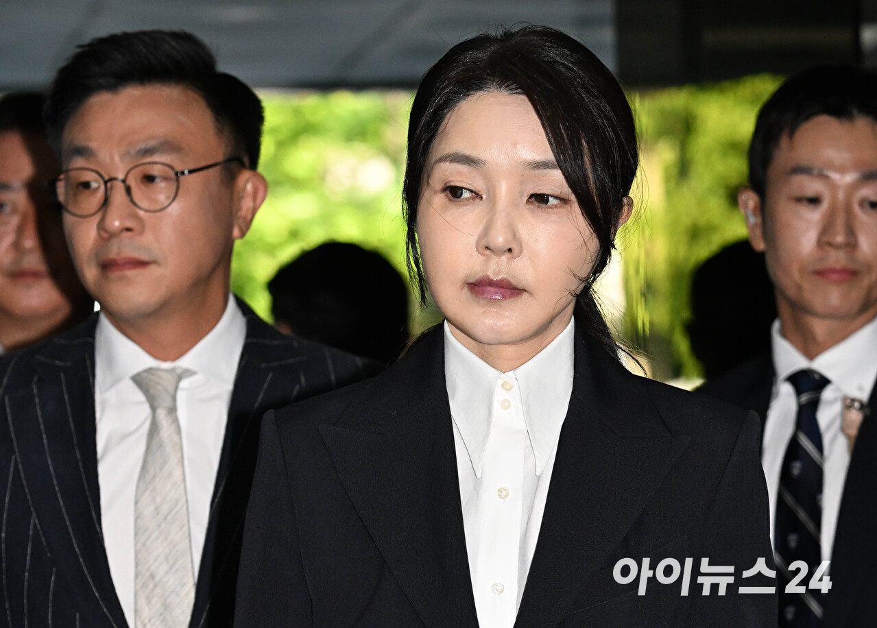 자본시장과 금융투자업에 관한 법률 위반, 정치자금법 위반, 특정범죄 가중처벌 등에 관한 법률 위반(알선수재) 등의 혐의를 받는 윤석열 전 대통령 부인 김건희 씨가 12일 오전 서울 서초구 서울중앙지법에서 열린 구속 전 피의자 심문(영장실질심사)에 출석하고 있다. [사진=사진공동취재단]