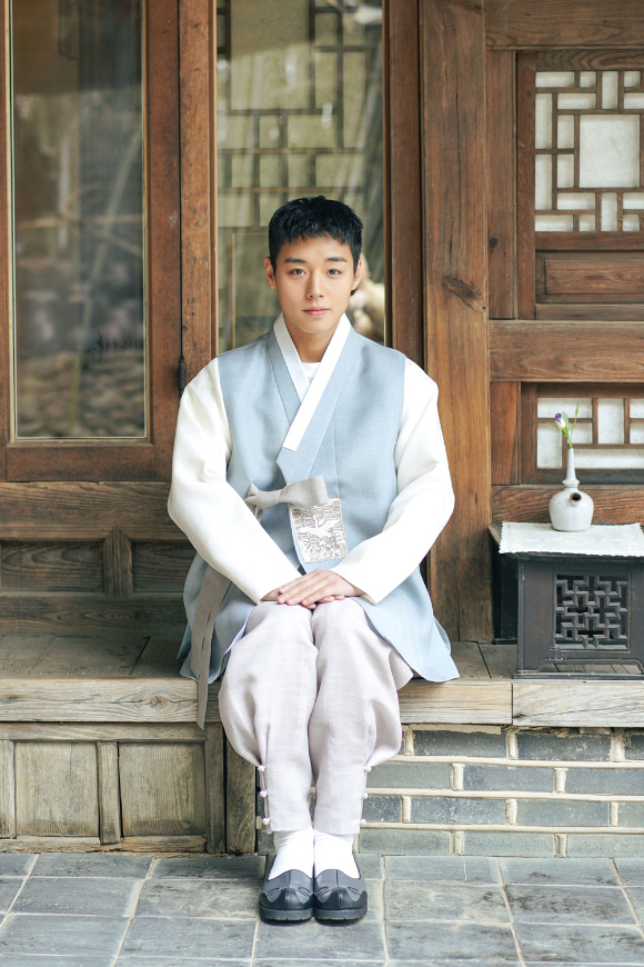 배우 박지훈이 설날을 맞아 한복을 입고 따뜻한 인사를 건네고 있다. [사진=YY엔터테인먼트]