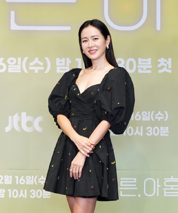 배우 손예진이 16일 JTBC 수목드라마 '서른, 아홉' 제작발표회에서 포즈를 취하고 있다. [사진=JTBC]