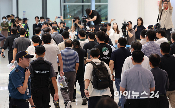 미국 이민당국에 의해 조지아주에 구금됐던 한국인 근로자들이 12일 인천국제공항 제2여객터미널 입국장을 나서고 있다. [사진=정소희 기자]