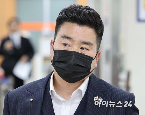 김현태 전 육군 특수전사령부 707 특수임무단장이 21일 서울 서초구 서울중앙지방법원에서 열린 내란중요임무종사 혐의 관련 공판에 출석하고 있다. 2026..4.21 [사진=사진공동취재단]