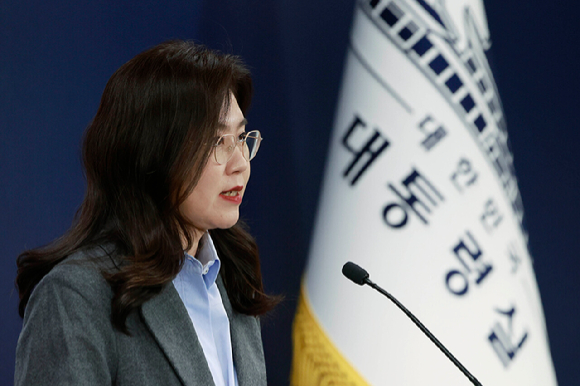 강유정 대변인이 12일 서울 용산 대통령실 청사에서 캄보디아 스캠 범죄 대응 성과 관련 브리핑을 하고 있다. 2025.12.12 [대통령실통신사진기자단] [사진=연합뉴스]