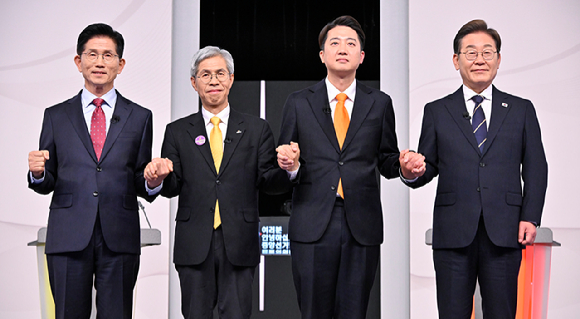18일 서울 마포구 SBS프리즘타워에서 열린 중앙선거방송토론위원회 주관 제21대 대통령선거 후보자토론회에서 각 정당 대선 후보들이 선전을 다짐하고 있다. 왼쪽부터 국민의힘 김문수, 민주노동당 권영국, 개혁신당 이준석, 더불어민주당 이재명 대선후보. [사진=국회사진취재단]