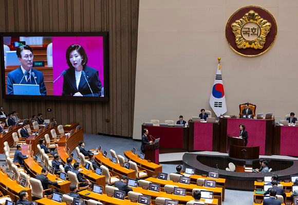 국민의힘 나경원 의원이 18일 국회 본회의장에서 열린 교육&middot;사회&middot;문화 분야 대정부질문에서 김민석 국무총리에게 질문하고 있다. 2025.9.18 [사진=연합뉴스]