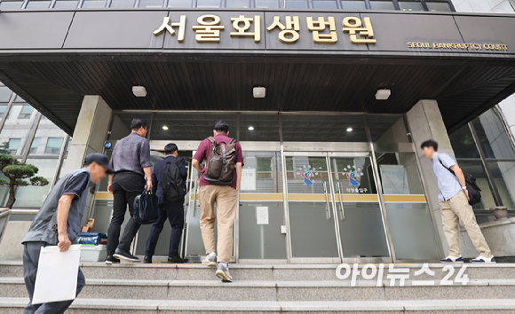 2일 서울 서초구 서울회생법원 앞에서 홈플러스 물품구매 전단채 피해자 비상대책위원회가 기자회견을 열고 홈플러스 회생계획안 내용 수정을 촉구하고 있다. [사진=진광찬 기자]
