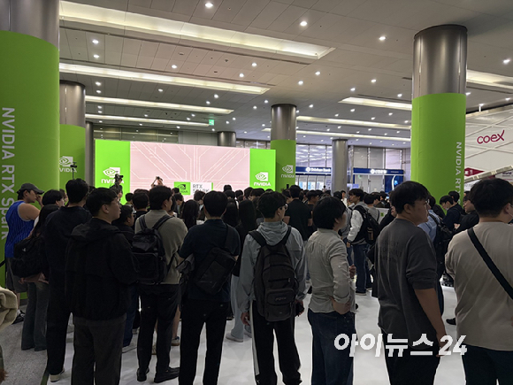 젠슨 황 엔비디아 CEO의 영상이 재생 중인 'RTX 스파크' 기반 MSI 노트북. [사진=권서아 기자]